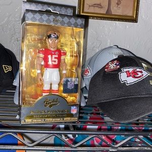 GOLD PATRICK MAHOMES ll PREMIUM VINYL FIGURE BRAND NEW IN BOX FUNKO 5 INCH. RARE